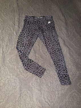 Nike Women's Gray and Black Leopard Print Leggings